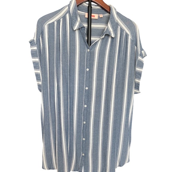 EVRI Tops - EVRI Women's Blue White Stripe Short Sleeve Button Up Shirt Size 1X